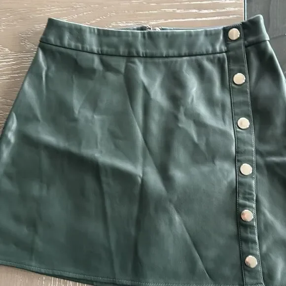 Bar lll Women’s Size 4 Green Faux Vegan Leather Mini Skirt Silver-Tone Rivets - Picture 11 of 12